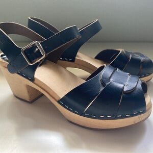 Swedish Hasbeens size 37 low heel clogs navy